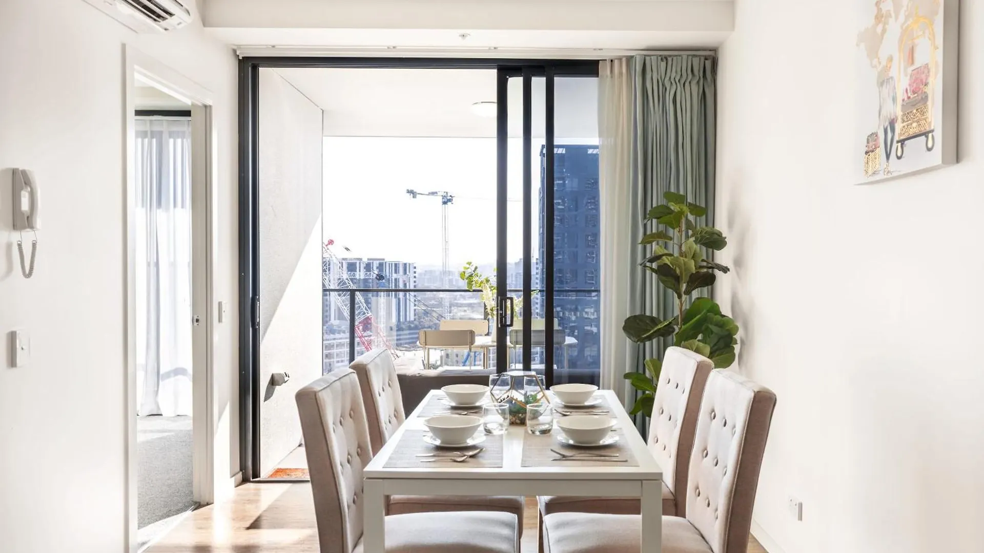 Perfect Location Apt W Roof Top Pool Gym Brisbane Apartment
