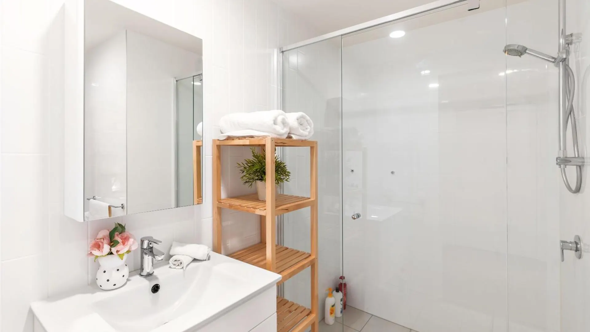 Perfect Location Apt W Roof Top Pool Gym Brisbane Apartment
